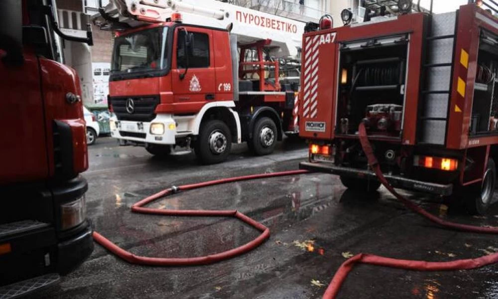 Φωτιά σε κτήριο επί της οδού Ερμού στο κέντρο της Αθήνας